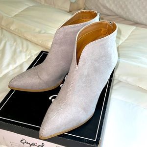 Cute, light grey suede booties!
